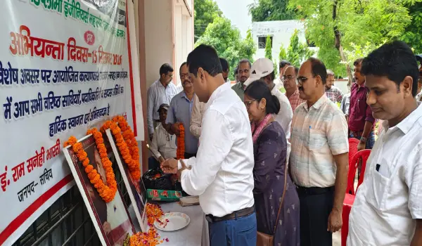 इंजीनियर्स डे पर अम्बेडकरनगर में इंजीनियरों की खास पहल, किया रक्तदान